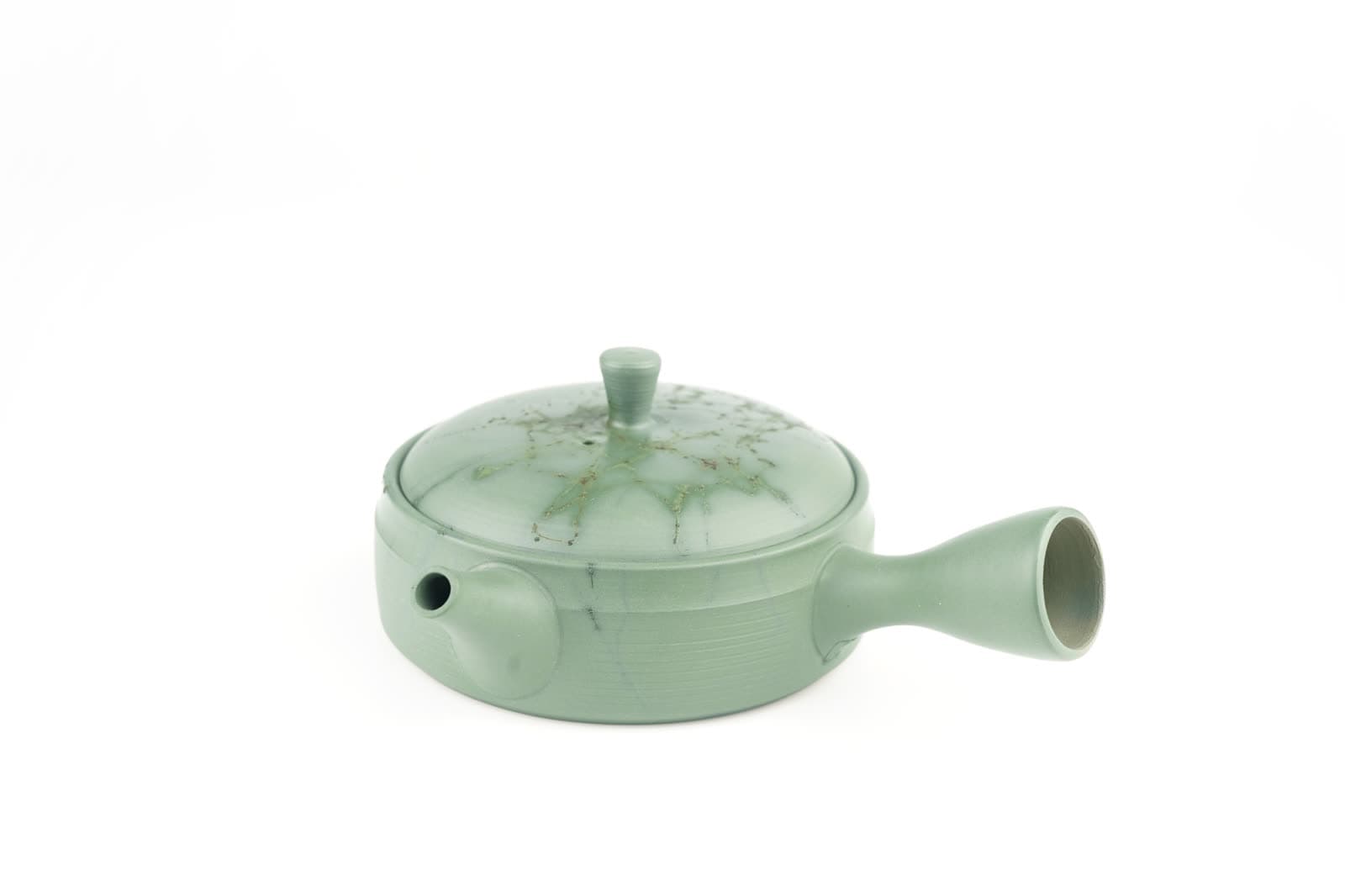 Kyusu de arcilla verde con vetas de algas en la tapa