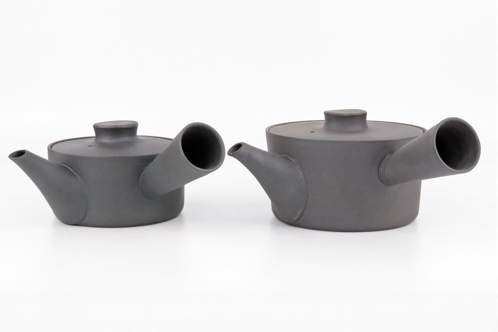 Dos kyusu negros de Yumiko Iihoshi, tamaño S y L, de perfil